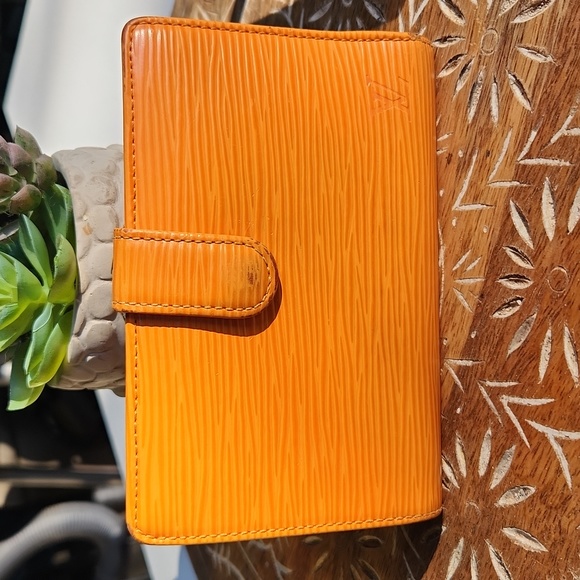 Louis Vuitton Epi Leather Compact Kisslock Wallet in Orange / Tangerine Color - Picture 3 of 17